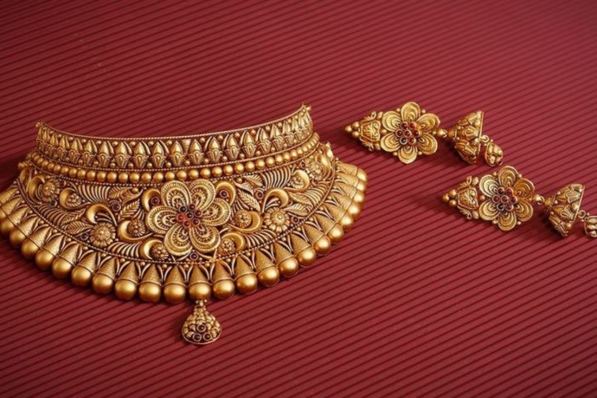 Gold Prices Dip Amid Profit Booking Ahead of US Jobs Data; Experts Share MCX Strategy